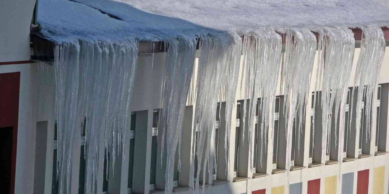 Çatılardaki buz sarkıtları 4 metreyi buldu