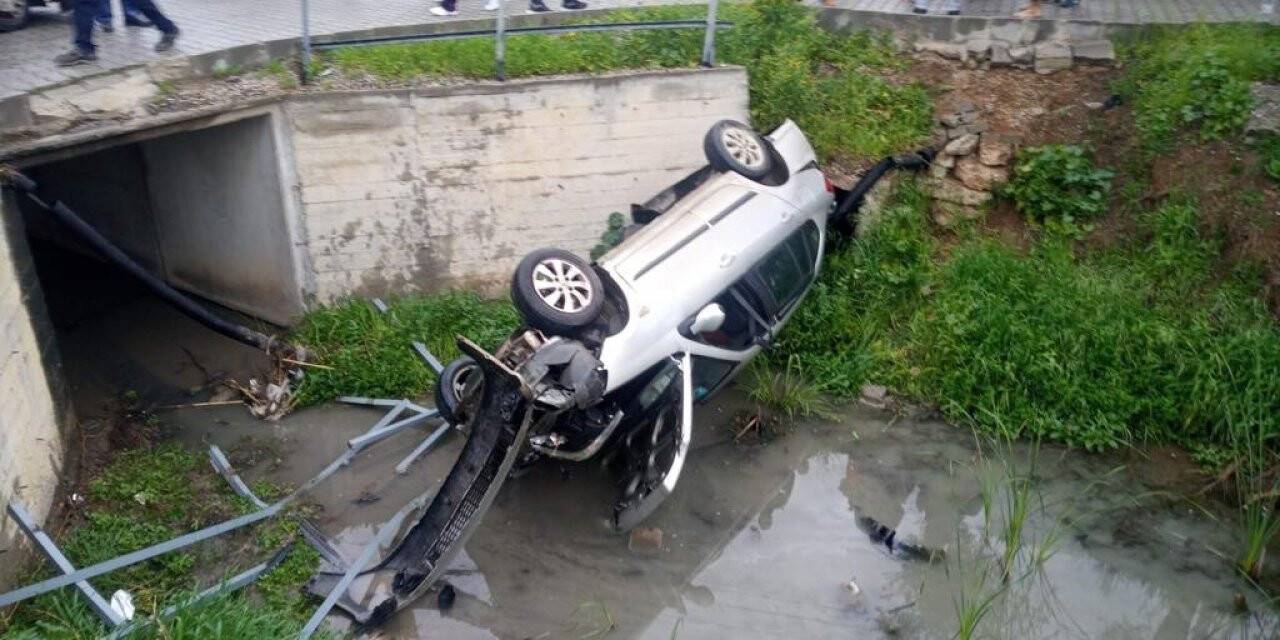 Fethiye’de otomobil su kanalına devrildi: 2 yaralı