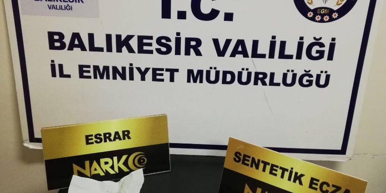 Polisin durdurduğu araçta uyuşturucu ile yakalanan 2 kişi gözaltına alındı