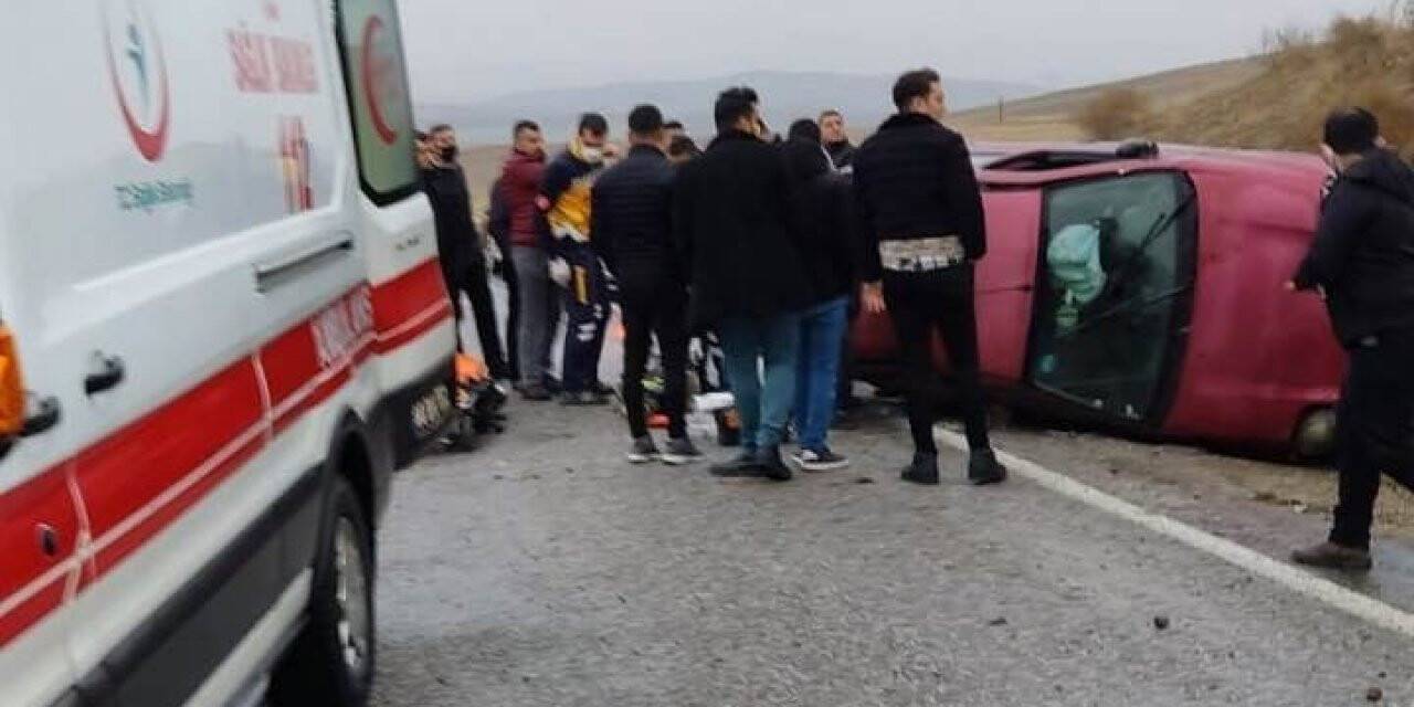 Malatya’da kontrolden çıkan araç yan yattı: 3 yaralı