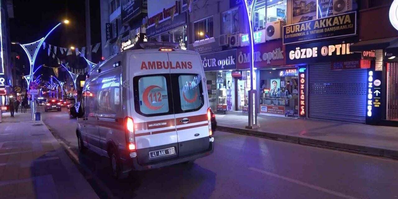 Takip edilip cadde ortasında bıçaklandılar