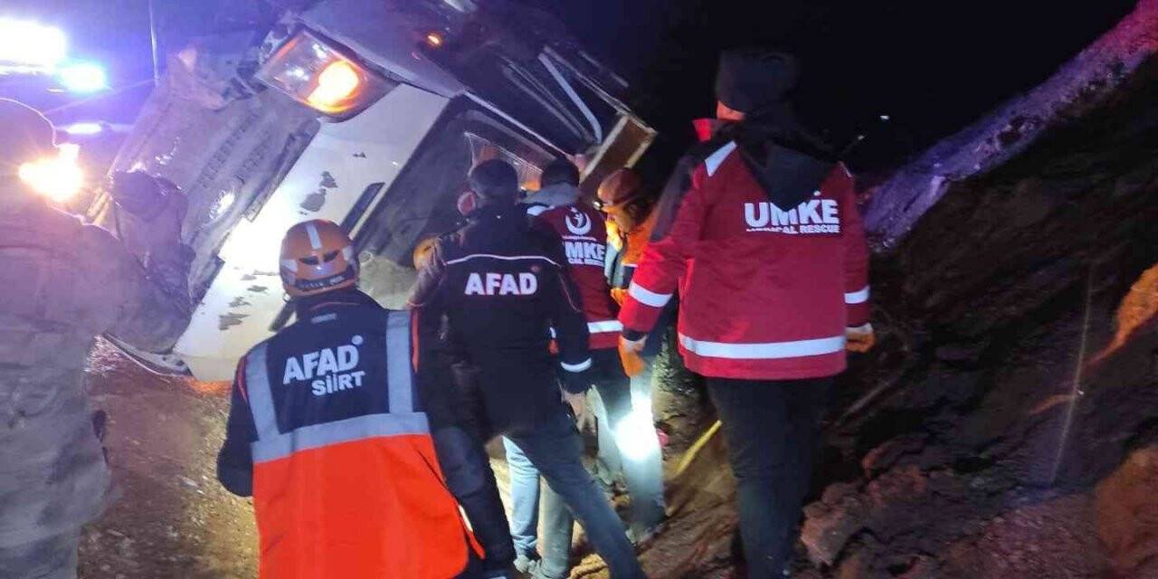 Siirt’te kayganlaşan yolda araç devrildi: 5 yaralı
