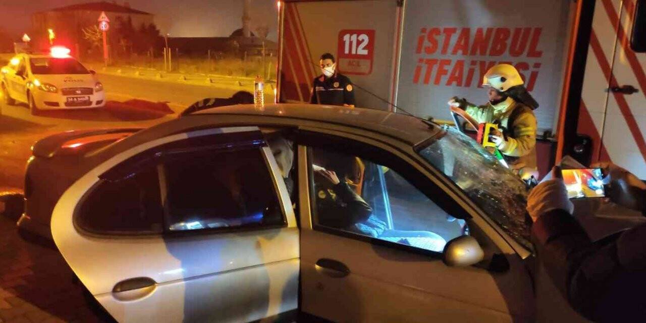 Kontrolden çıkan otomobil park halindeki minibüse çarptı, minibüs 40 metre ileri fırlayıp duvara çarptı