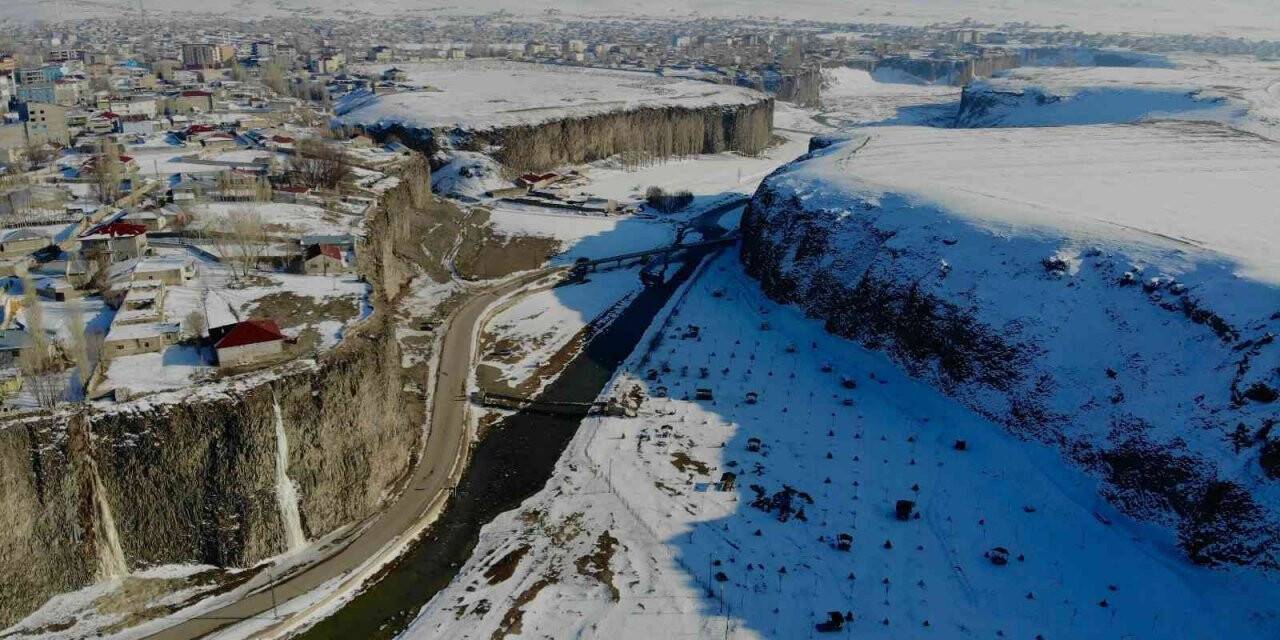 Beyaza bürünen Murat Kanyonu, manzarasıyla görenleri mest ediyor