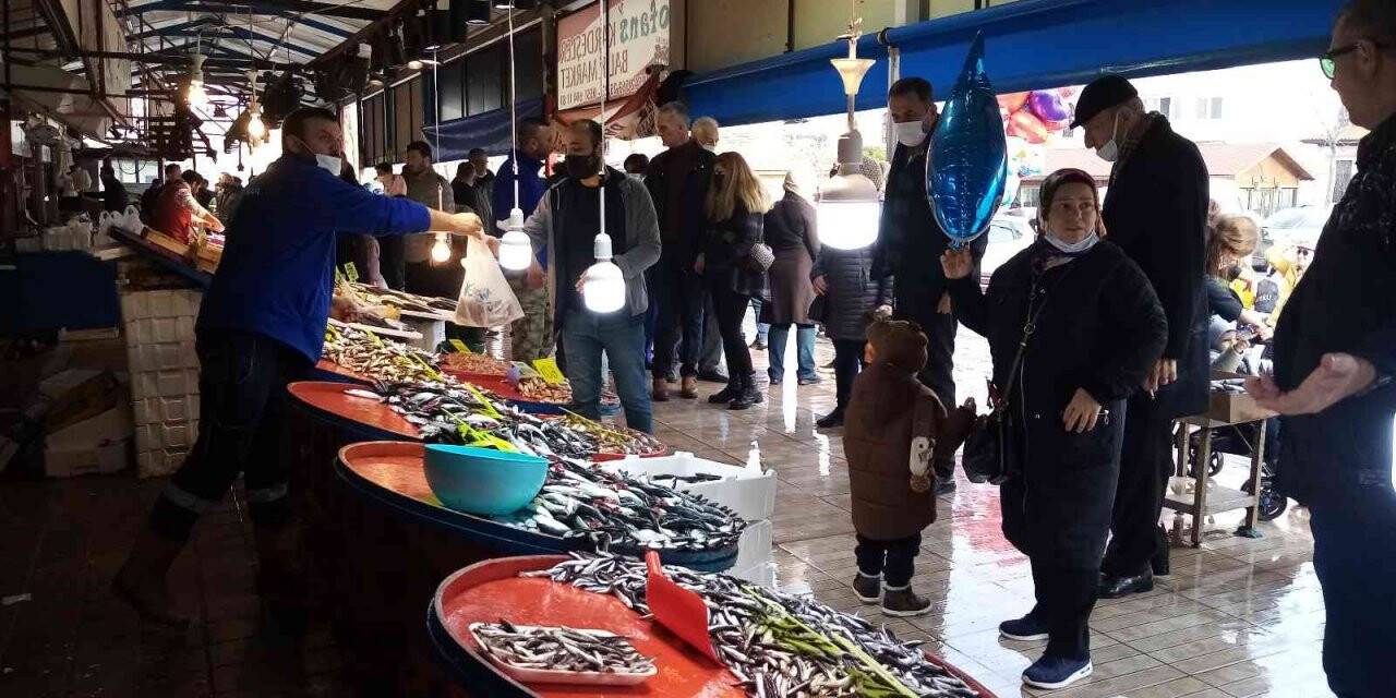 Hamsi Gürcistan’a kaçtı, tezgahlar yavru uskumruyla doldu