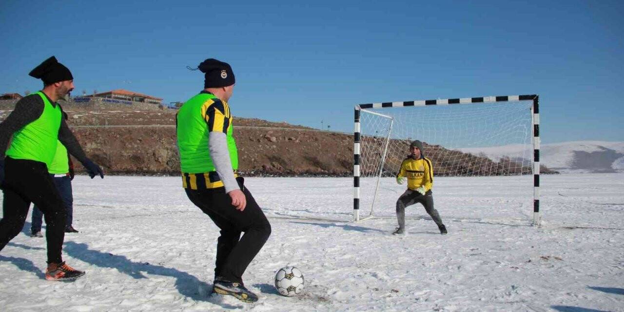 Donan göl üzerinde futbol maçı
