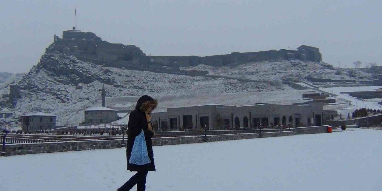 Kars’ta vatandaşların kar mesaisi başladı