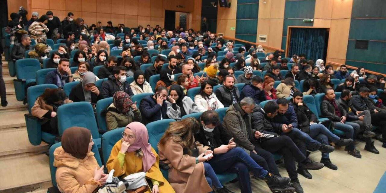 Tatvan’da tiyatro oyununa yoğun ilgi