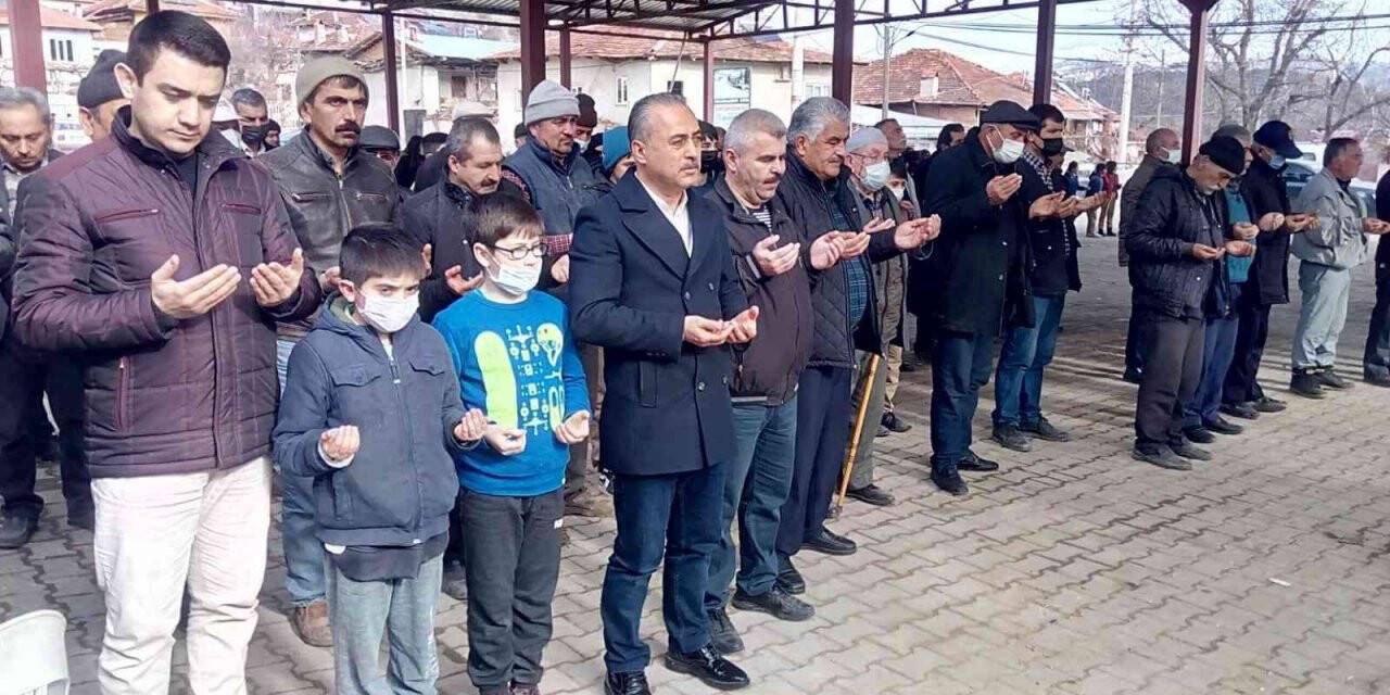 Eller semaya yağmur ve kar yağışı için açıldı