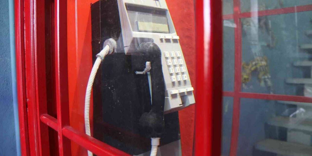 İkonik telefon kulübesini akvaryuma çevirdiler