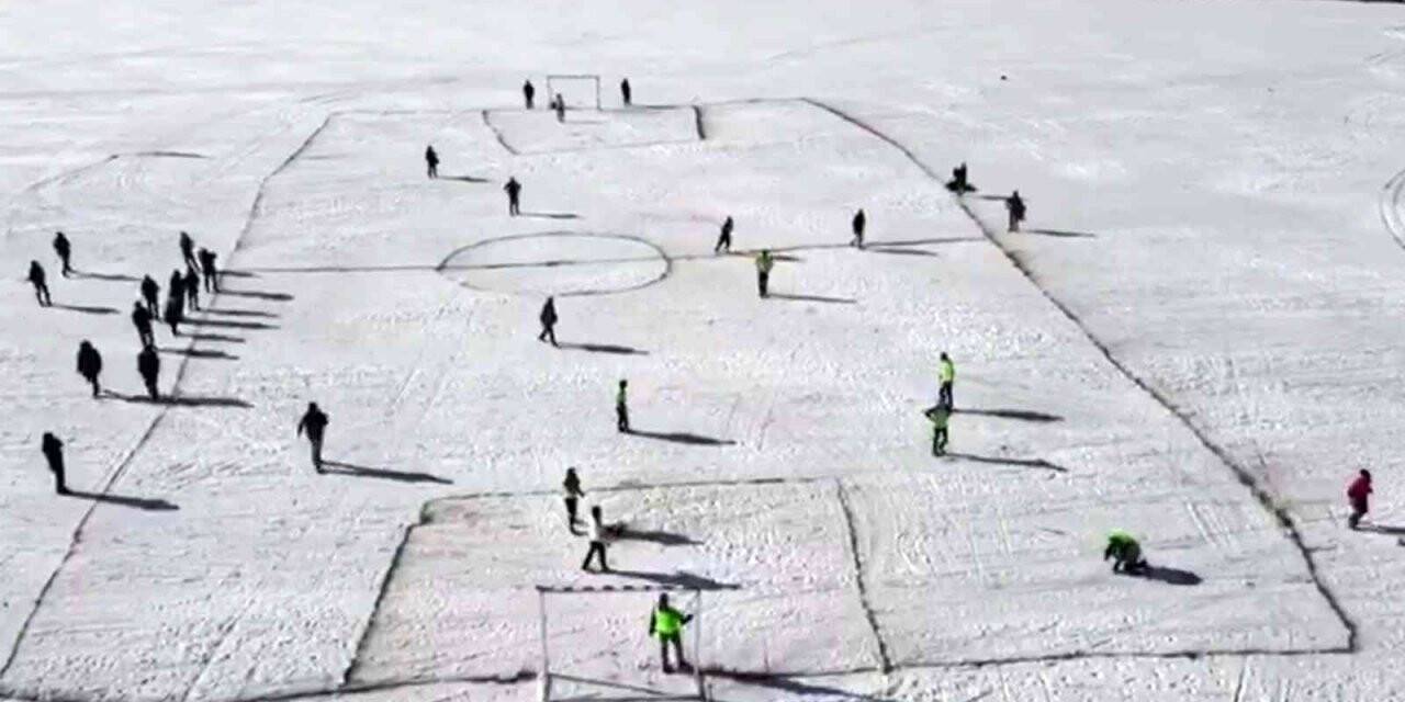 Yüzeyi buzla kaplı Çıldır Gölü’nde futbol keyfi