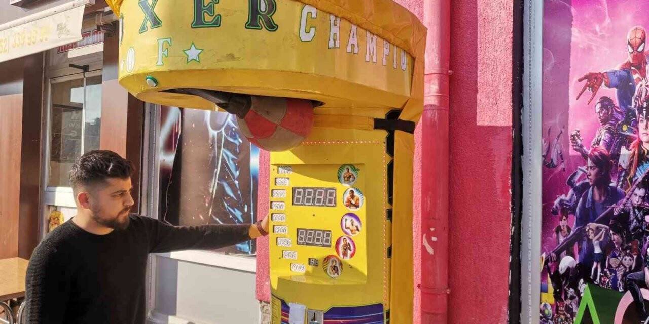 Boks makinesinden hırsızlık yaptılar