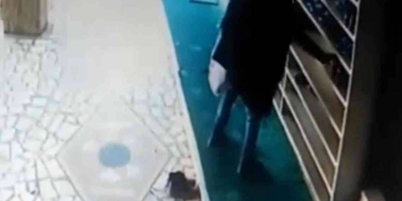 Cemaat namazda, hırsız iş başında