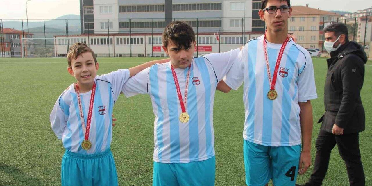 Özel gereksinimli çocuklar ilk defa bir futbol maçına çıktılar