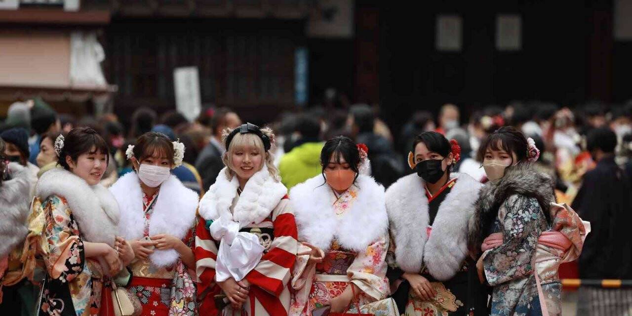 Japonya’da gençler Yetişkinler Günü‘nü kimono giyerek kutladı