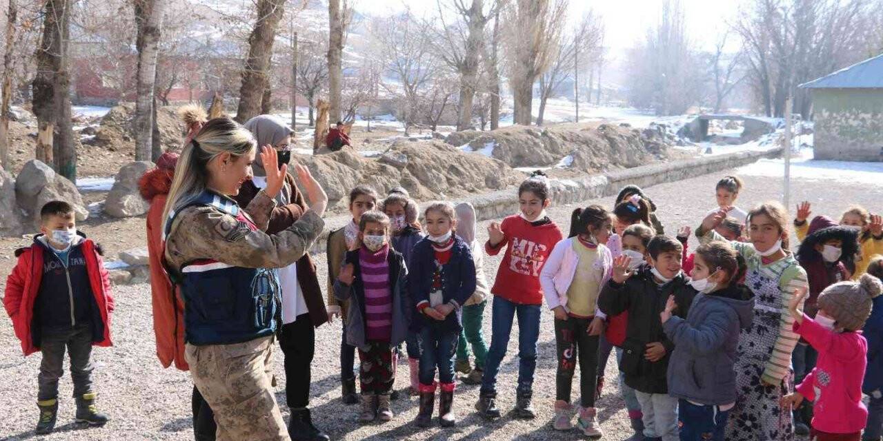 Kadın askerlerden öğrencilere kırtasiye malzemesi