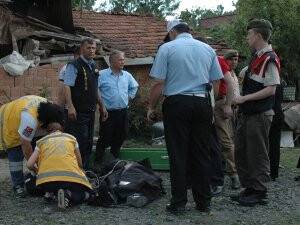 Otomobil direğe ve eve çarptı: 1 ölü, 1 yaralı