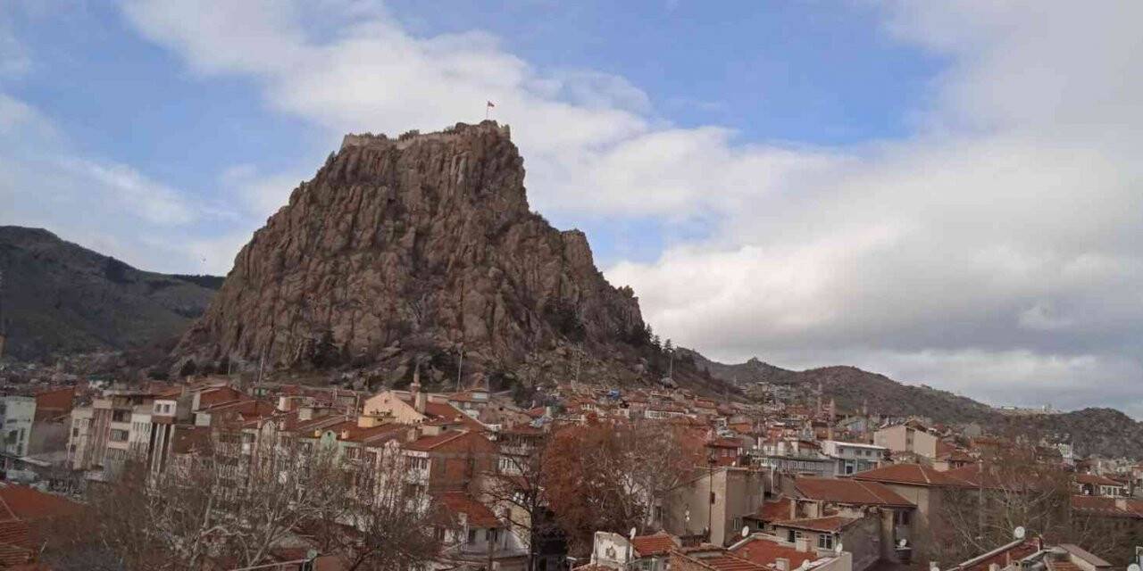 Afyonkarahisar yeni haftaya soğuk havayla başladı