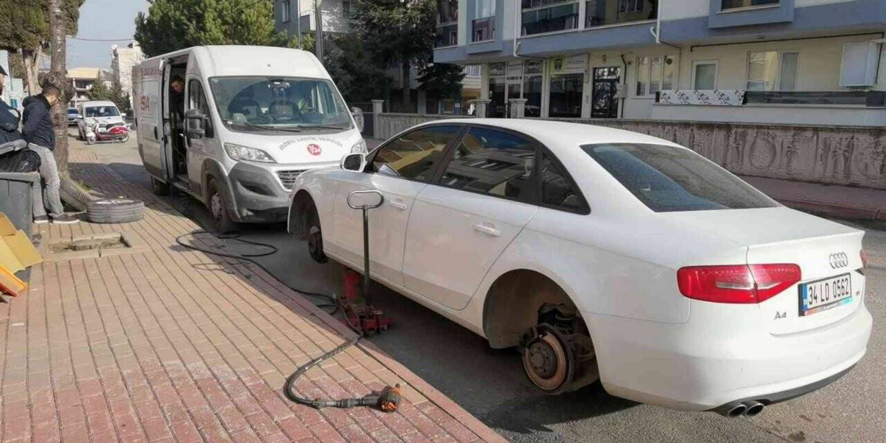 13 aracın lâstiklerini kesip, adının baş harflerini yazdı
