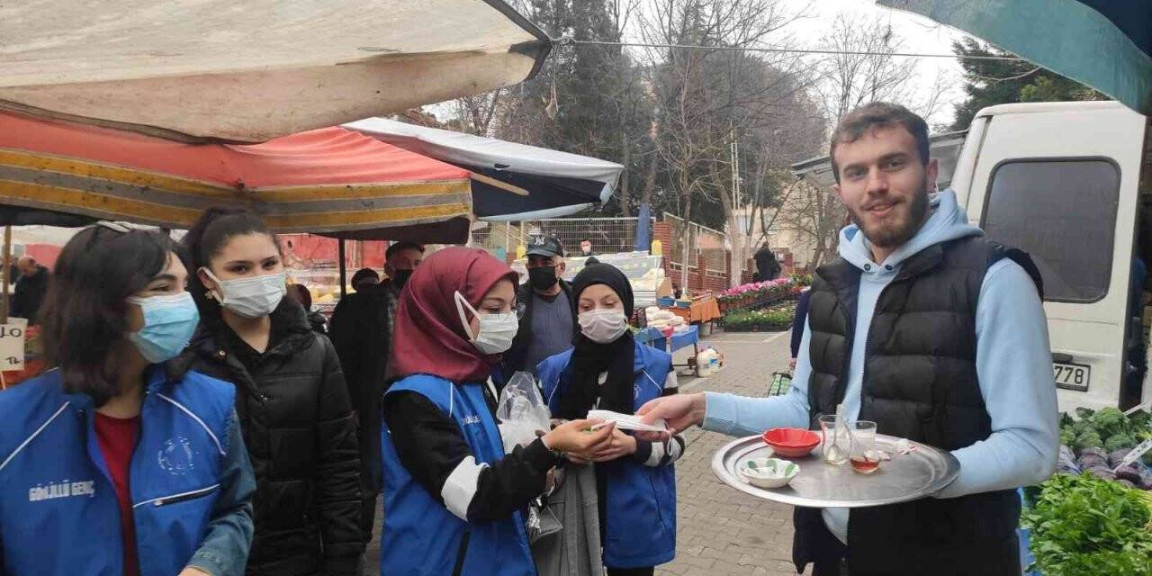 Manyaslı gençler esnaf ve vatandaşlara maske dağıttı