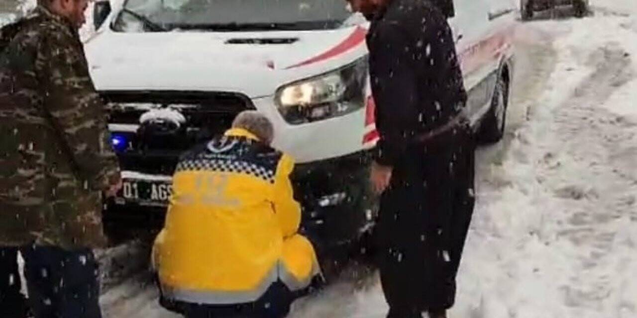 Karda mahsur kalan ambulansı köylüler traktörle çekerek yaralıya ulaştırdı