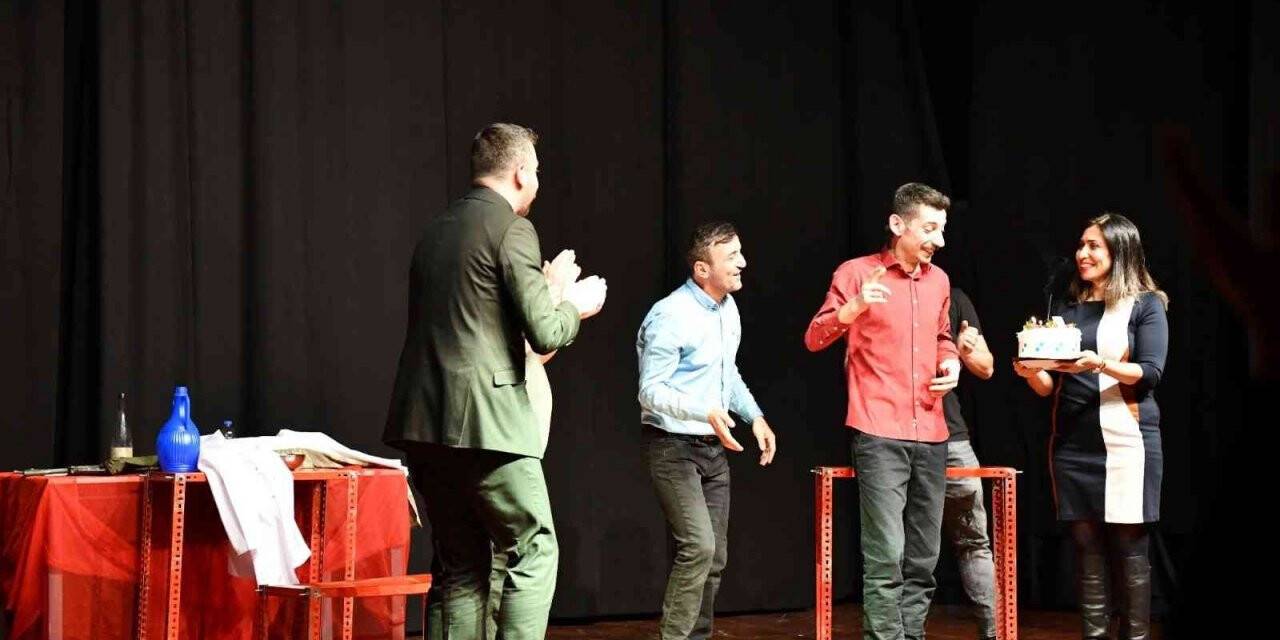 Hakan Bulut’a tiyatro oyunu sonunda sahnede doğum günü sürprizi