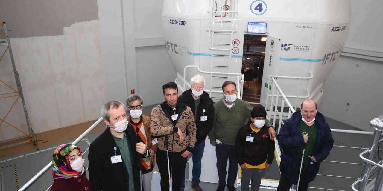 Görme engelliler uçak kullandı