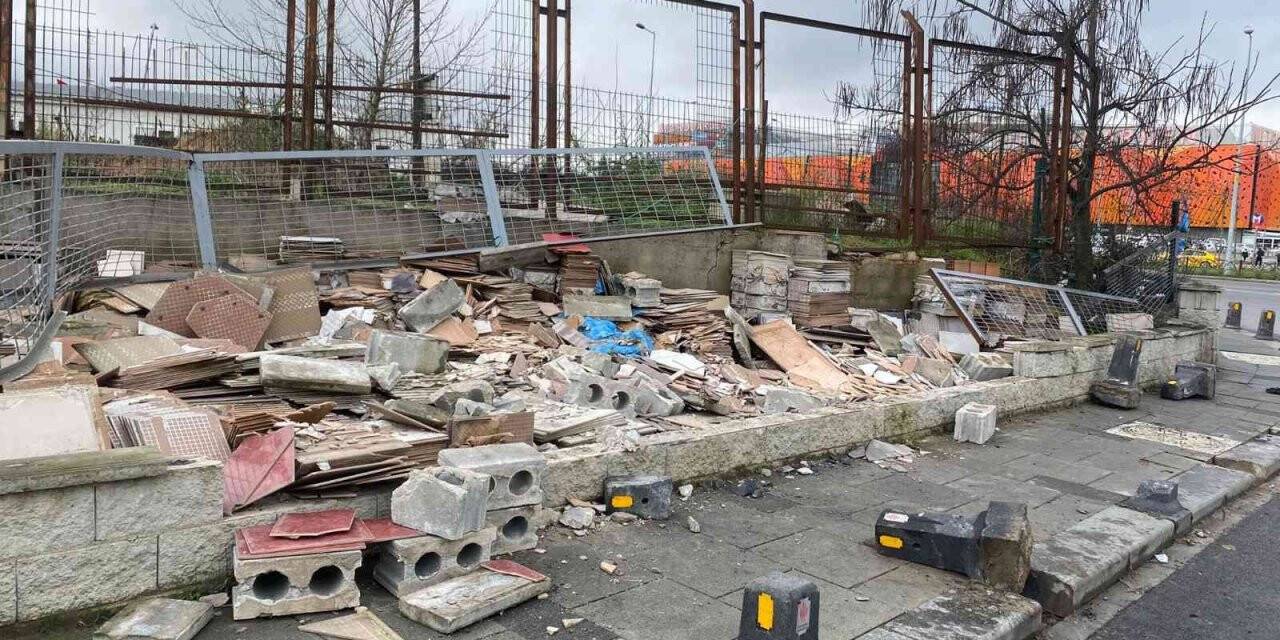 Çekmeköy’de İETT otobüsü durağa daldı
