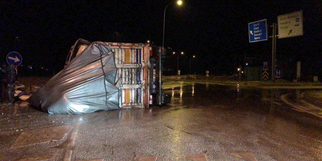 Un yüklü tır devrildi, faciadan dönüldü