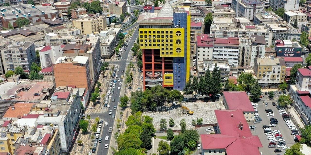 ’Dünyanın en saçma binası’na ilk kazma vuruldu