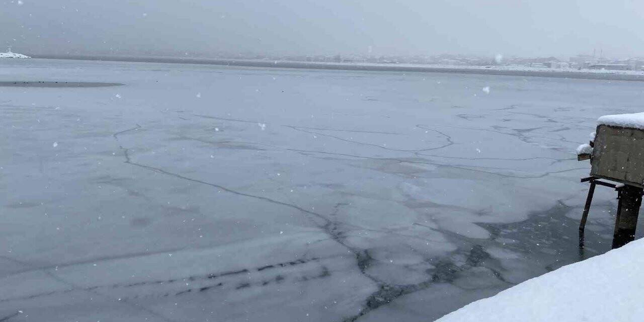 Van Gölü kıyıları dondu