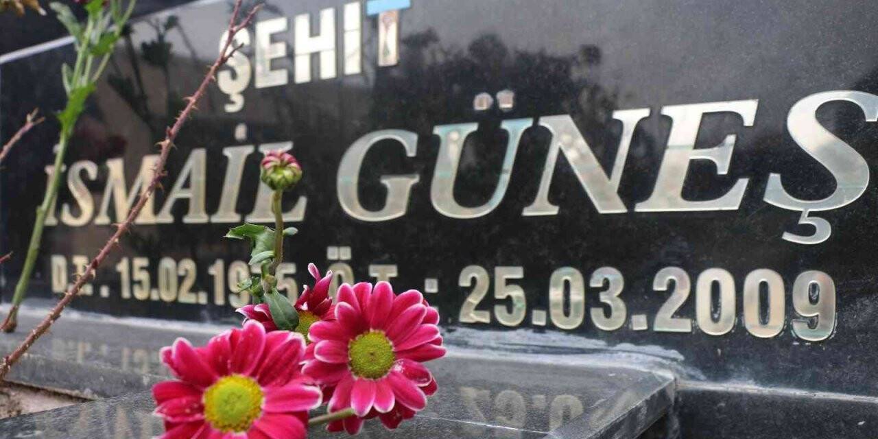 Gazeteci İsmail Güneş kabri başında anıldı