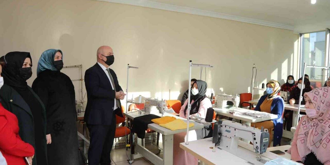 KİGEM ile hem öğreniyor hem de aile ekonomisine katkı sağlıyorlar