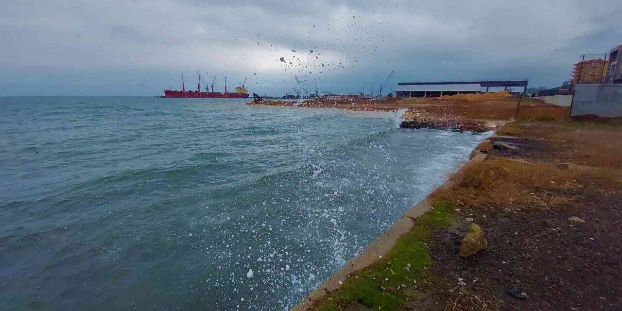 Marmara Denizi ulaşımına poyraz engeli: Çok sayıda tekne limana bağlandı