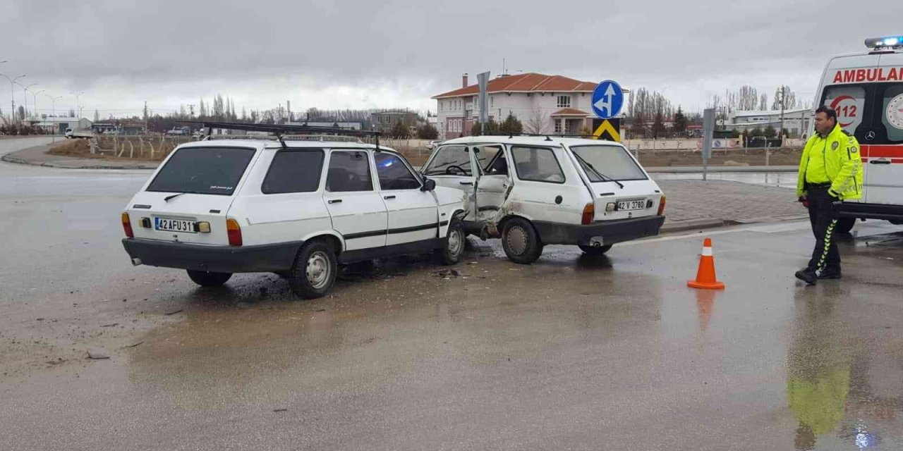 Konya'da kaza! Otomobiller çarpıştı: 3 yaralı