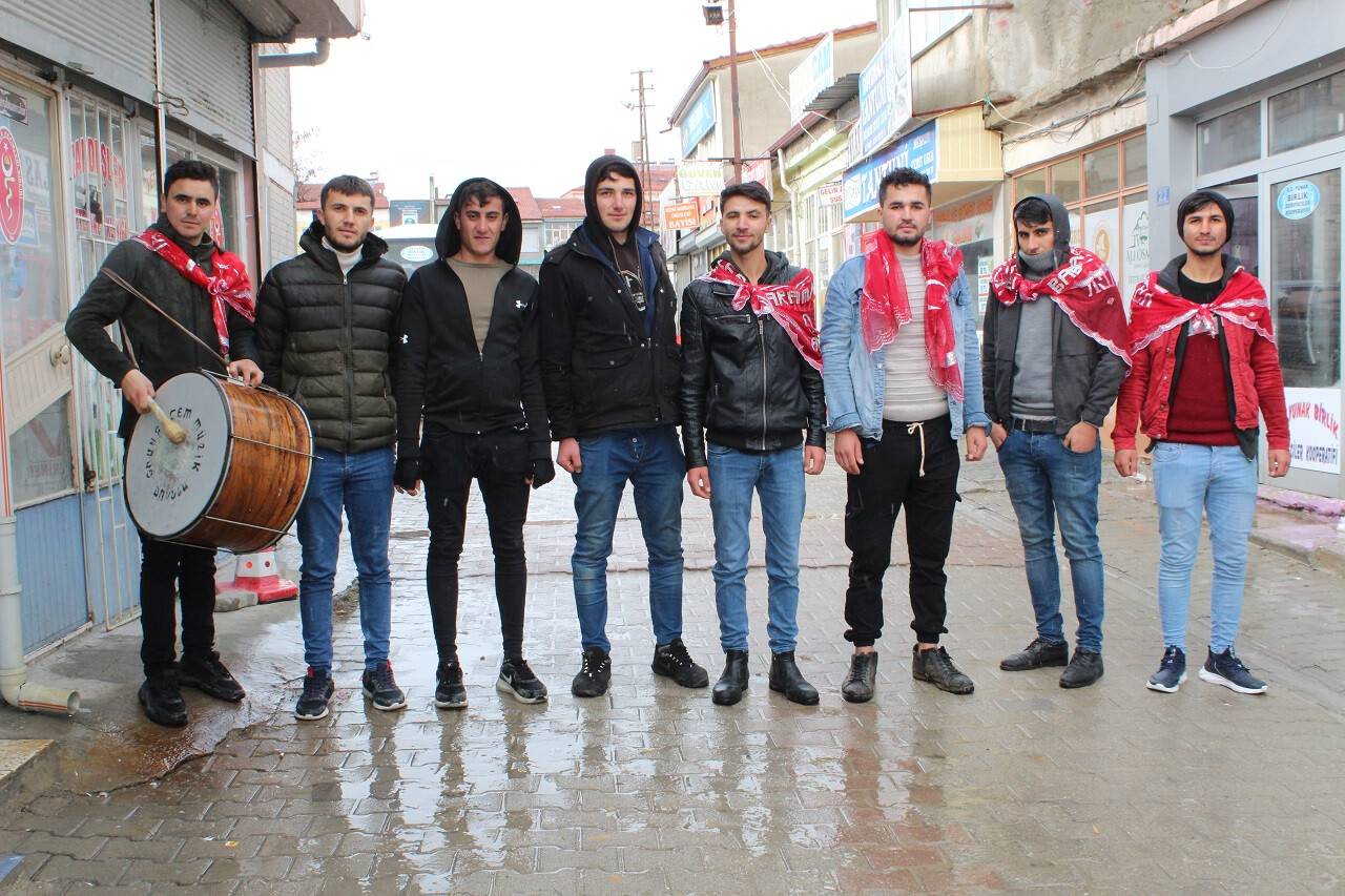 Yunak’ta askere giden gençlerin Türk bayrağı ile harçlık toplama geleneği