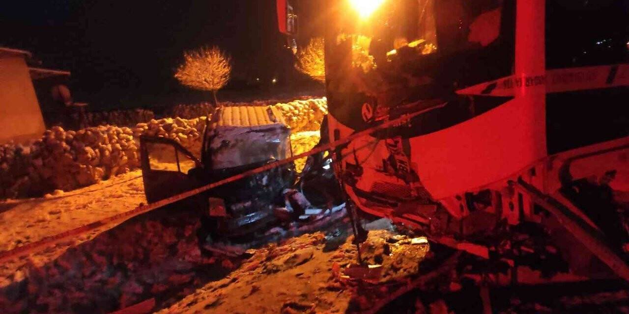 Midibüs ile hafif ticari araç çarpıştı: 1 ölü, 2 yaralı