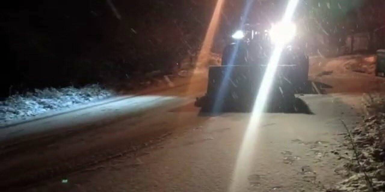 Karda yolda kalan yolcu minibüsü kurtarıldı