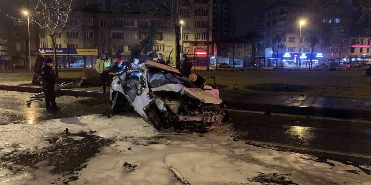 Kontrolden çıkan otomobil ağacı devirerek takla attı: 2 yaralı