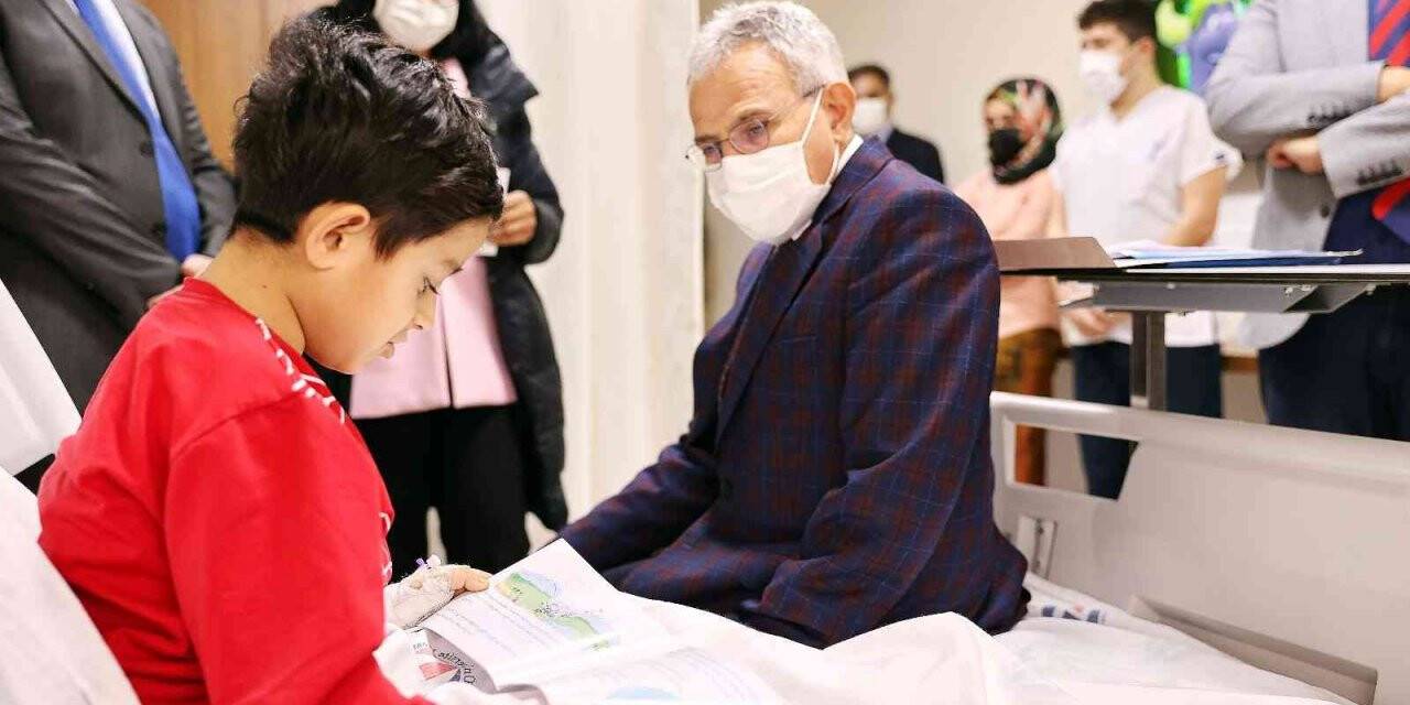 Rektör Özaydın hasta çocuklara kitap dağıtarak moral verdi