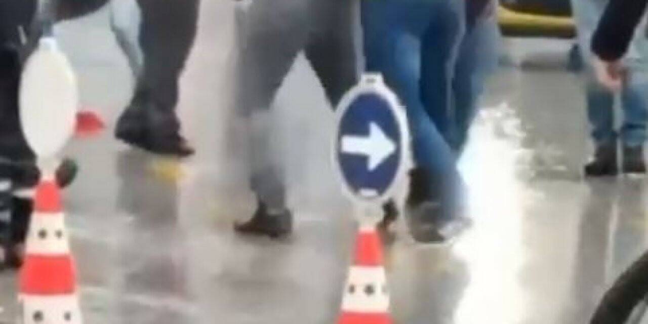 Antalya’da şehrin ortasında sopalı, tekmeli, yumruklu kavga kamerada