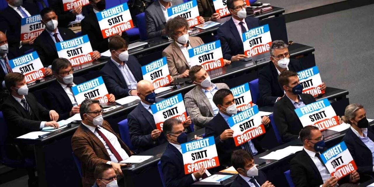 Almanya Federal Meclisi’nden pankartlı protesto