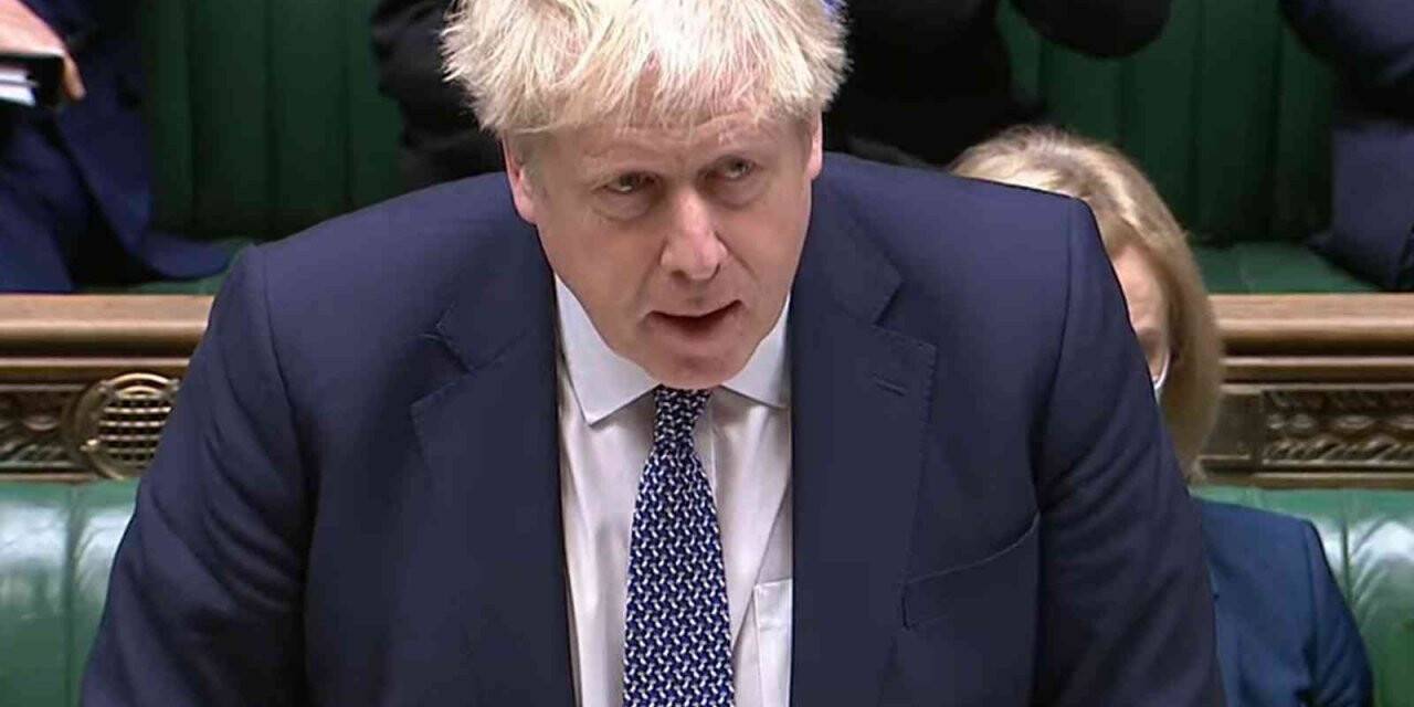 Johnson, kısıtlamalara rağmen partiye katıldığı için özür diledi