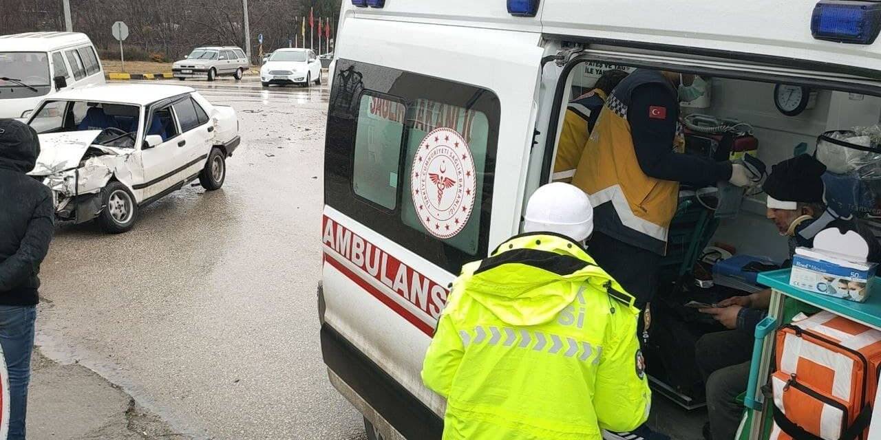 Kavşakta çarpıştılar: 2 yaralı