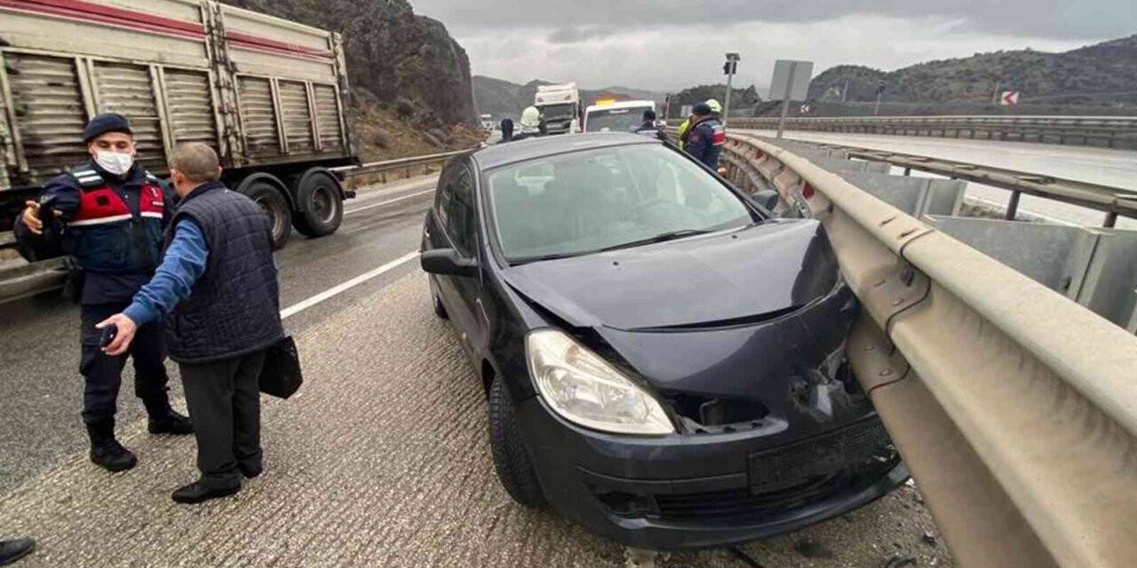 Otomobil bariyerlere çarptı: 2 yaralı