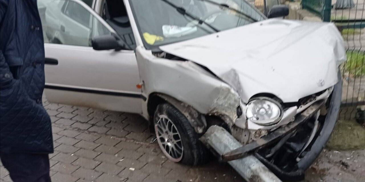 Elektrik direği araca ok gibi saplandı.