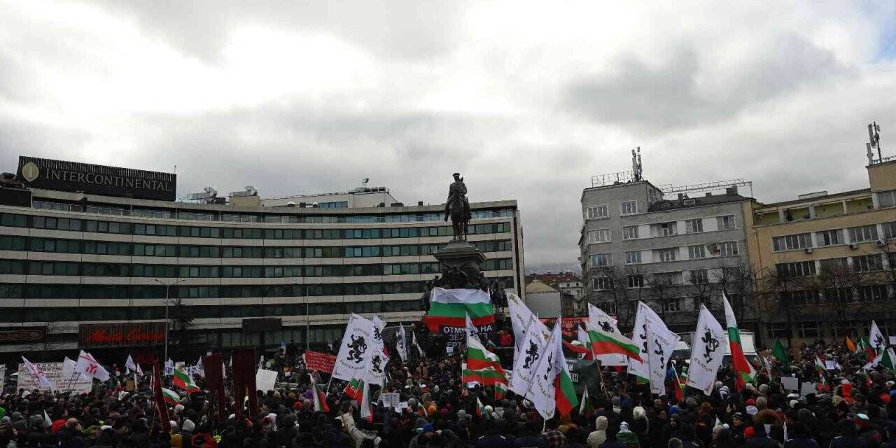 Bulgaristan’da Covid-19 tedbirlerine karşı çıkan protestocular parlamentoyu basmaya çalıştı