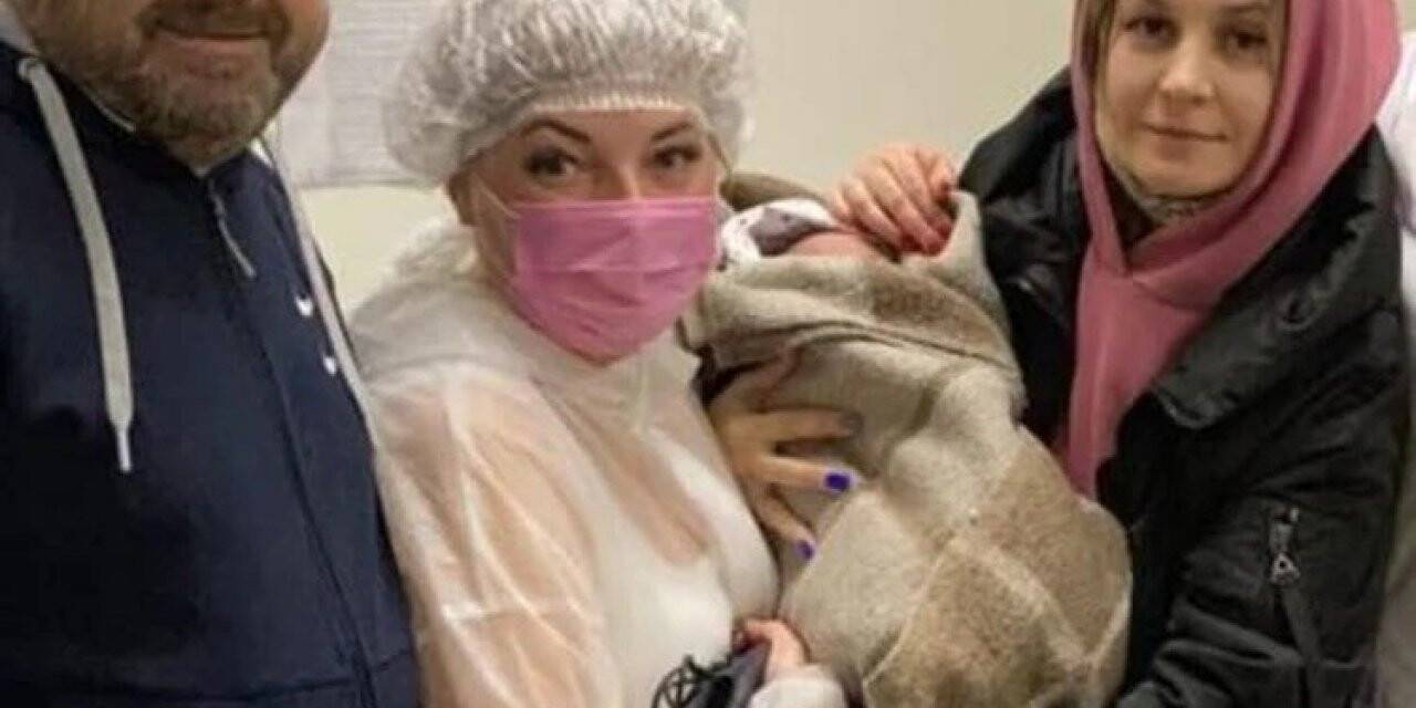 Rusya’da eksi 20 derecede yol kenarına terk edilen 2 günlük bebek bulundu