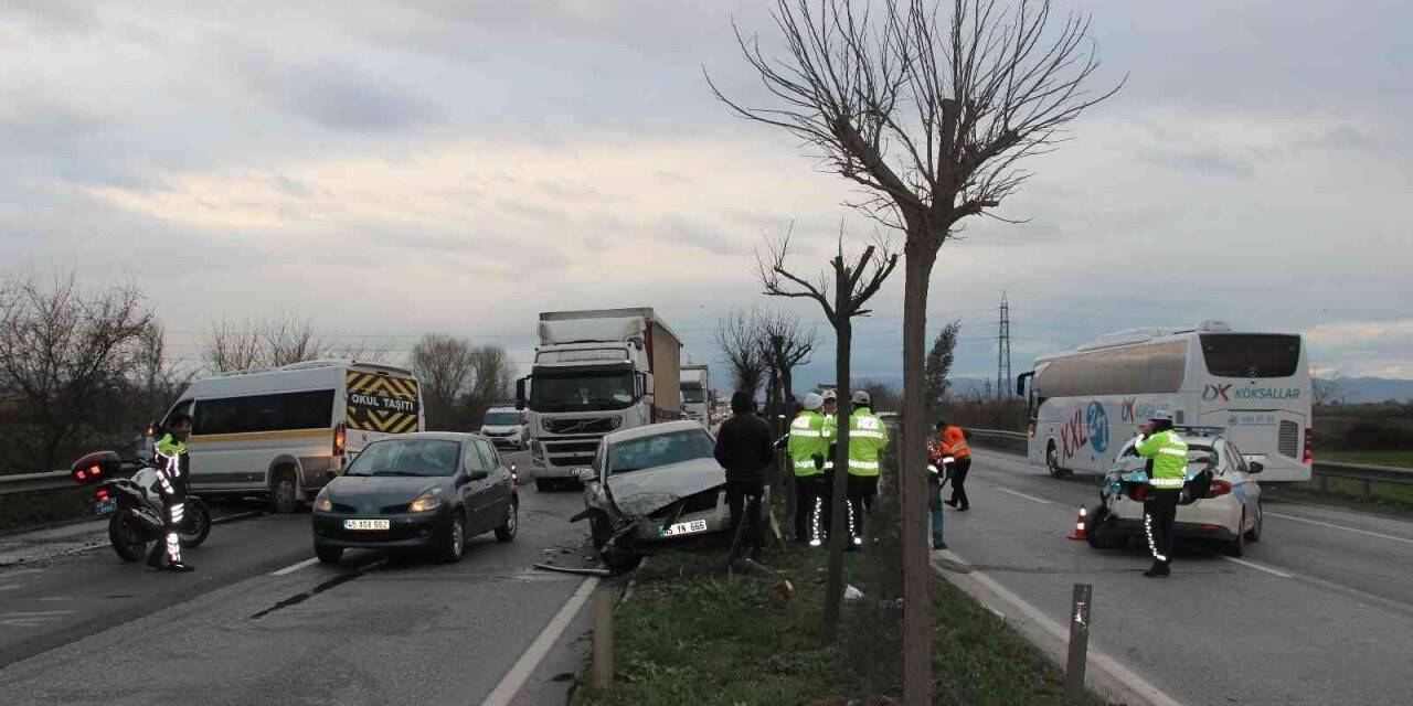 Servis aracı önce polis otosuna ardından otomobile çarptı: 2 yaralı