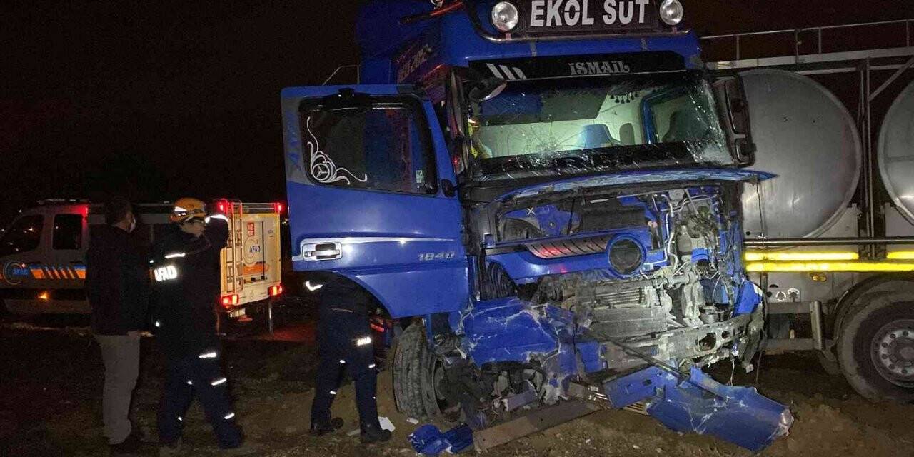 Tır ile hafif ticari araç çarpıştı: 4 yaralı